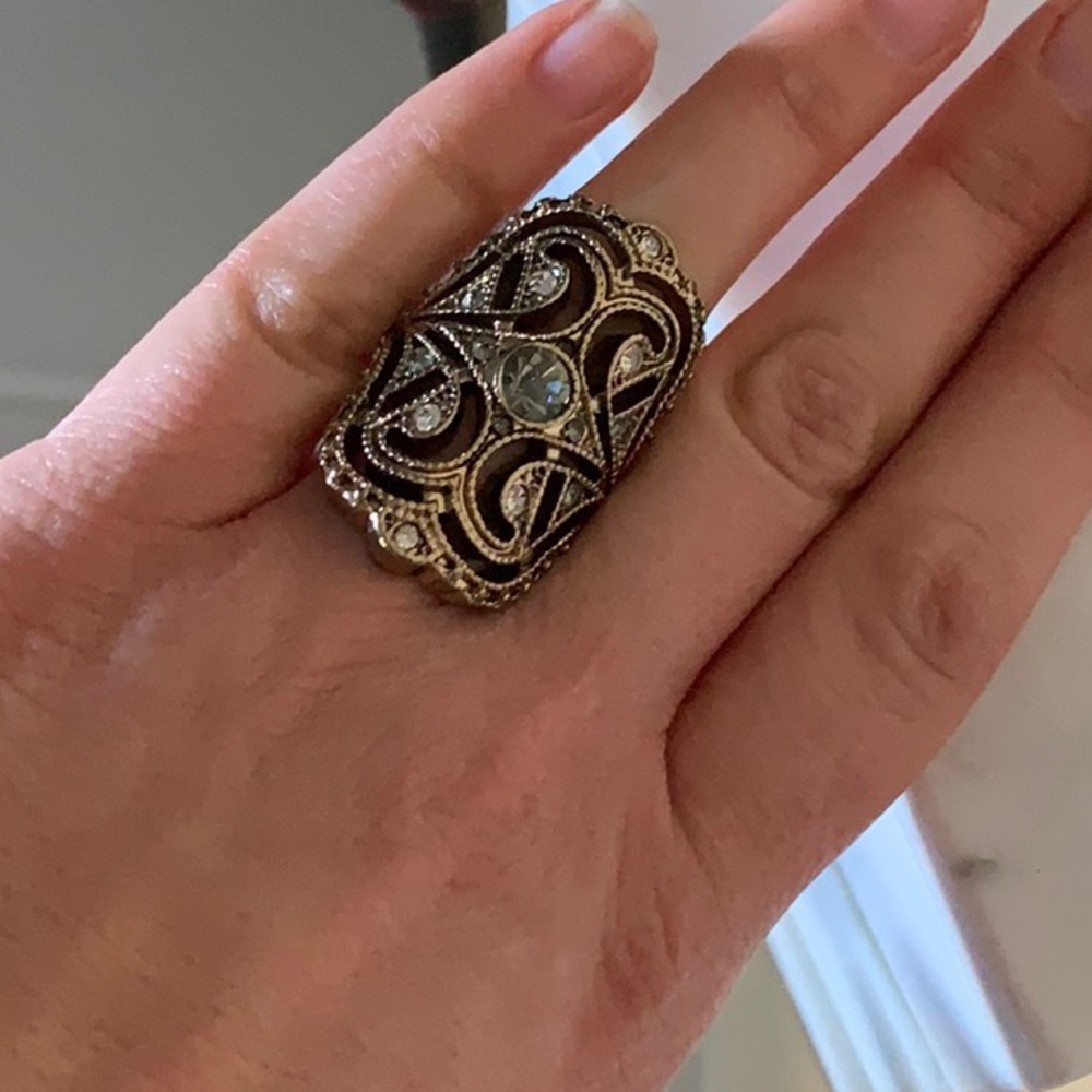 Gold tone ring with stone detial